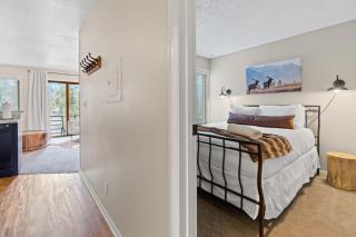 Modern 1 BDR Mountain Escape Stunning Location - 1