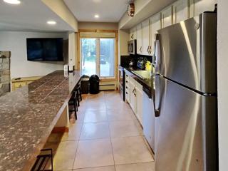 Stylish 2BR Home Near Skiing with Hot Tub Access - Breckenridge - 4