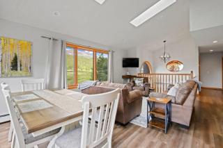 Gorgeous 4BR Home with an Amazing Mountain Setting - 3