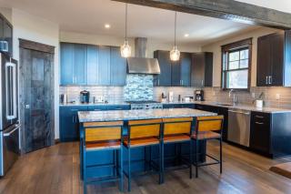 Luxurious 4BR with Hot Tub and Stunning Mountain Views - 4