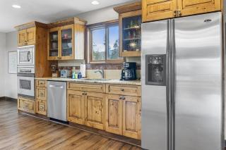 Peaceful 5BR Retreat with Hot Tub - 1