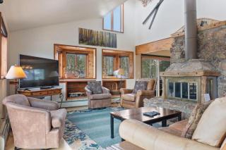 5BR Mountain Retreat with Hot Tub and Sauna - 0