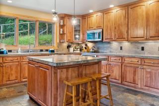 3BR Mountain Retreat with Hot Tub - 2