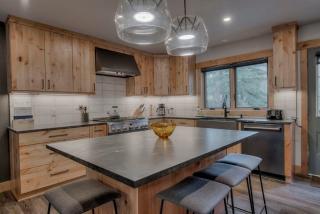 Ski In Out Townhome with Hot Tub and Lovely Mtn Views - 4