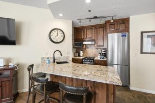 Cozy 1BDR Condo Heart of Town Walk Everywhere - 7