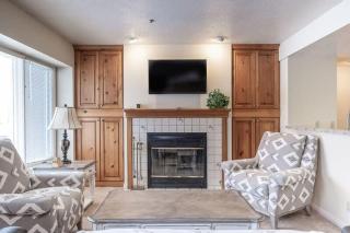 Charming 2 BDR Getaway with Views and Private Hot Tub - Park City - 9