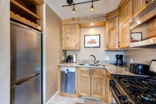 Quaint 2BR Retreat Heart of Town Steps from Lift - 5