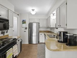 Lovely 4 BDR Home with Private Hot Tub Near Trails - Cottonwood Heights - 9
