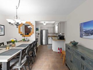 Lovely 4 BDR Home with Private Hot Tub Near Trails - Cottonwood Heights - 8