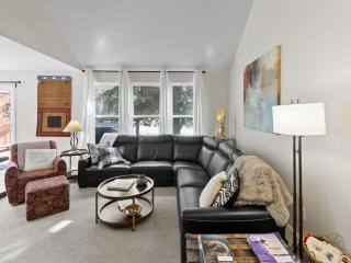 Lovely 4 BDR Home with Private Hot Tub Near Trails - Cottonwood Heights - 4