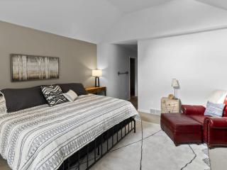 Lovely 4 BDR Home with Private Hot Tub Near Trails - Cottonwood Heights - 2