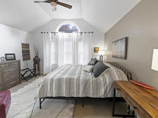 Lovely 4 BDR Home with Private Hot Tub Near Trails - Cottonwood Heights - 1