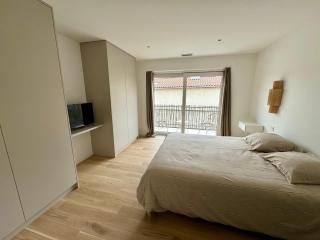 Studio suite climatisé avec balcon, kitchenette équipée, douche, baignoire, wc et bureau - 9