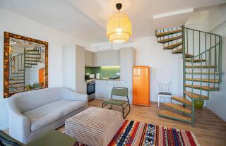 3BR Scenic Terrace Apt in Abanotubani - By Wehost - 3