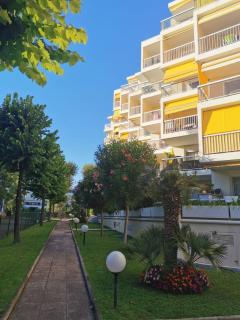 Appartement privé à 50 m de la mer, résidence avec piscine - 4