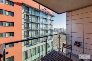 FREE PARKING - Stylish Three Bedroom Apartment by London ExCeL - London - 9