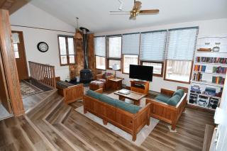 Brigadoon - Pet Friendly, Wifi, Pool Access, King Bed, Hiking, Wood Stove, Family Friendly, Deck - Berkeley Springs - 6