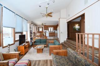Brigadoon - Pet Friendly, Wifi, Pool Access, King Bed, Hiking, Wood Stove, Family Friendly, Deck - Berkeley Springs - 4