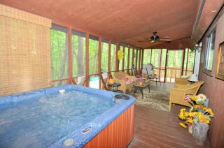 Fox Hollow - Hot Tub, Wifi, Pet Friendly, Screen Porch, Deck, Recreation Center, Pool Access, Golf Nearby, Hiking, Grill, Fireplace, King Bed - Hedgesville - 7