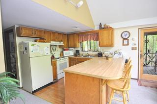 Fox Hollow - Hot Tub, Wifi, Pet Friendly, Screen Porch, Deck, Recreation Center, Pool Access, Golf Nearby, Hiking, Grill, Fireplace, King Bed - Hedgesville - 4