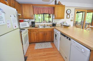 Fox Hollow - Hot Tub, Wifi, Pet Friendly, Screen Porch, Deck, Recreation Center, Pool Access, Golf Nearby, Hiking, Grill, Fireplace, King Bed - Hedgesville - 3