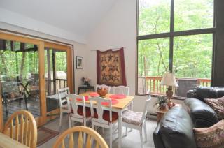 Fox Hollow - Hot Tub, Wifi, Pet Friendly, Screen Porch, Deck, Recreation Center, Pool Access, Golf Nearby, Hiking, Grill, Fireplace, King Bed - Hedgesville - 2