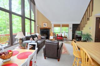 Fox Hollow - Hot Tub, Wifi, Pet Friendly, Screen Porch, Deck, Recreation Center, Pool Access, Golf Nearby, Hiking, Grill, Fireplace, King Bed - Hedgesville - 1