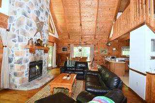 Lazy Bear Retreat - Wifi, Pet Friendly, Grill, Fire Pit, Fireplace, Deck, Golf, Hiking - Morton Grove - 5