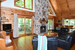 Lazy Bear Retreat - Wifi, Pet Friendly, Grill, Fire Pit, Fireplace, Deck, Golf, Hiking - Morton Grove - 2