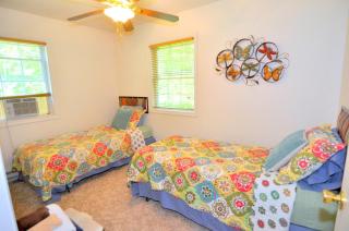 Trails End River Retreat - River Access - Pet Friendly - Hot Tub - Grill - Wifi - Fire Pit - Deck - Screen Porch - Family Friendly - Fishing - King Bed - Wood Stove - 2