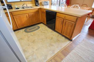 Treetop Cabin -- Pool Access - Fireplace - Grill - Screen Porch - Deck - Wifi - Golf Nearby - 7