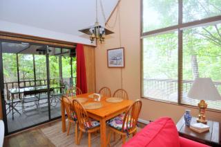 Treetop Cabin -- Pool Access - Fireplace - Grill - Screen Porch - Deck - Wifi - Golf Nearby - Hedgesville - 4