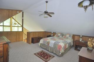 Treetop Cabin -- Pool Access - Fireplace - Grill - Screen Porch - Deck - Wifi - Golf Nearby - Hedgesville - 2