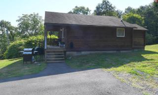 Whispering Hills -- Pet Friendly - Hot Tub - Grill - Wifi - Fire Pit - Covered Porch - Screen Porch - Fireplace - View - Billiard Table - Game room - Hedgesville - 8