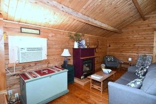 Whispering Hills -- Pet Friendly - Hot Tub - Grill - Wifi - Fire Pit - Covered Porch - Screen Porch - Fireplace - View - Billiard Table - Game room - Hedgesville - 5