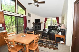 Woods Song -- Hot Tub - Pet Friendly - Wifi - King Bed - Woods Resort - Golf Nearby - Pool Pass - Spa - Grill - Fireplace - 8