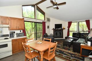 Woods Song -- Hot Tub - Pet Friendly - Wifi - King Bed - Woods Resort - Golf Nearby - Pool Pass - Spa - Grill - Fireplace - 7