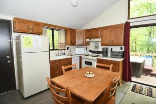 Woods Song -- Hot Tub - Pet Friendly - Wifi - King Bed - Woods Resort - Golf Nearby - Pool Pass - Spa - Grill - Fireplace - 5