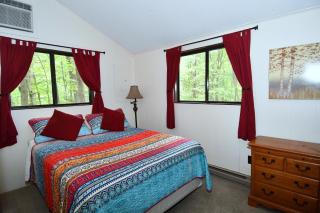 Woods Song -- Hot Tub - Pet Friendly - Wifi - King Bed - Woods Resort - Golf Nearby - Pool Pass - Spa - Grill - Fireplace - 2
