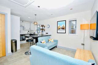 Luxury Two Bed Suite - Walk to Trentham Gardens! - 6
