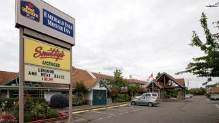 Best Western Plus Emerald Isle Hotel - Sidney - 1
