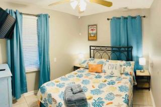 30 Sec to the Beach, Sun, Sand & Sunrises with a Family & Pet Friendly Backyard! - Carolina Beach - 2