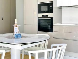 Luxuriously furnished bright newly renovated oasis - 1