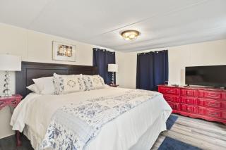 Spacious 2BR Retreat-10 minutes to the Beach! Pet Friendly! - 8