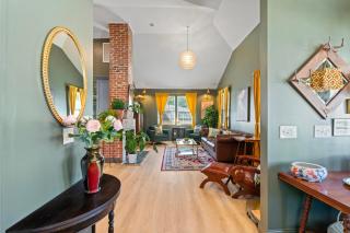 La Rêverie - Historical Chic, Downtown Boutique - 4