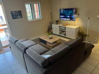 Red House Apartment With Swimming Pool - Vinišće - 6