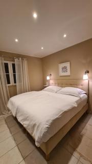 Red House Apartment With Swimming Pool - 1