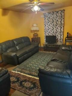 2 Bedroom house with laundry sleeps 4 or more - Aliquippa - 1