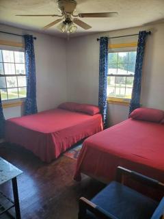 2 Bedroom house with laundry sleeps 4 or more - 6