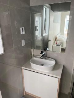 Private Ensuite for singles or couples - Auckland - 1